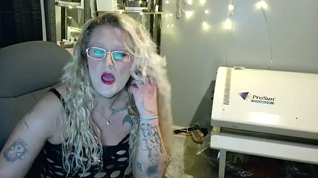 Snapshot of Lisalovely6981 chatting on January 2, 2025, 9:43 am Lisalovely6981 online show from January 2, 2025, 9:43 am