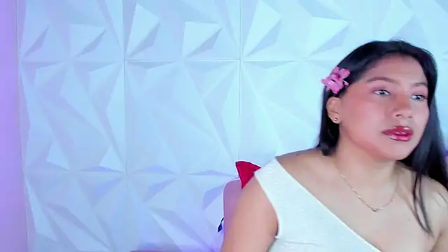 LinnaGardenia online show from December 21, 2024, 1:53 pm