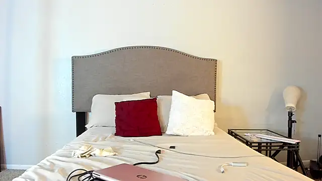 yiauana online show from October 5, 2025, 11:35 pm