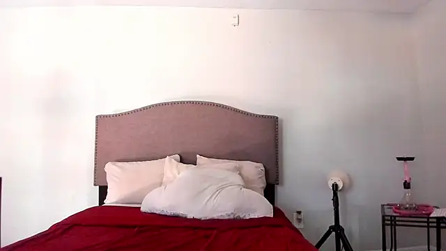 yiauana online show from October 13, 2025, 8:09 pm