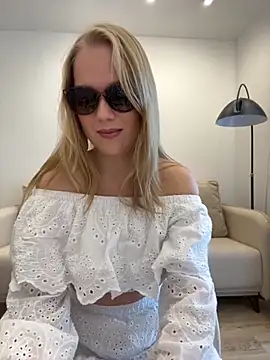 Snapshot of Little_Forest_ELF chatting on October 12, 2025, 11:31 am Little Forest ELF online show from October 12, 2025, 11:31 am