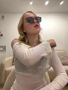 Snapshot of Little_Forest_ELF chatting on October 25, 2025, 2:02 pm Little Forest ELF online show from October 25, 2025, 2:02 pm