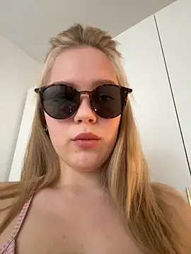 Snapshot of Little_Forest_ELF chatting on October 31, 2025, 11:44 am Little Forest ELF online show from October 31, 2025, 11:44 am