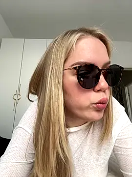 Snapshot of Little_Forest_ELF chatting on November 15, 2025, 8:33 am Little Forest ELF online show from November 15, 2025, 8:33 am