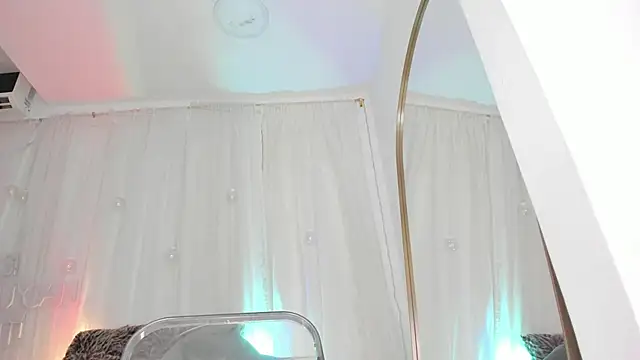 Snapshot of Petite_Lucie chatting on January 4, 2025, 1:10 am Petite Lucie online show from January 4, 2025, 1:10 am