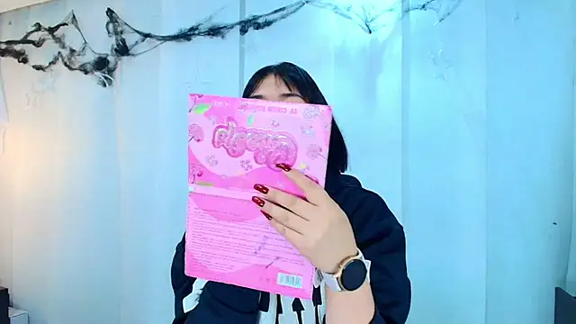 lina bedoya  online show from November 6, 2025, 11:33 am