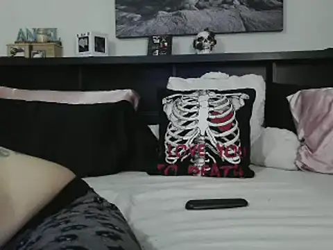 Snapshot of CrystalLakeXO chatting on February 25, 2025, 5:19 am CrystalLakeXO online show from February 25, 2025, 5:19 am