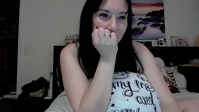 Snapshot of CrystalLakeXO chatting on October 4, 2025, 6:22 am CrystalLakeXO online show from October 4, 2025, 6:22 am