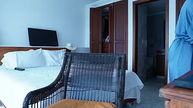 SaraParisi online show from December 18, 2024, 3:11 pm