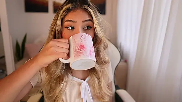 SaraParisi online show from January 10, 2025, 9:20 pm