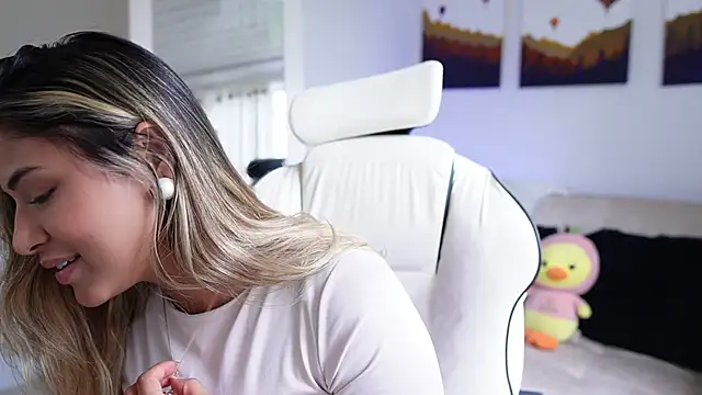 SaraParisi online show from February 4, 2025, 9:10 pm