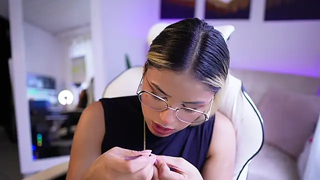 SaraParisi online show from February 17, 2025, 9:41 pm