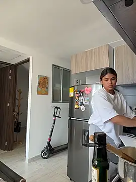 SaraParisi online show from December 3, 2025, 7:34 pm