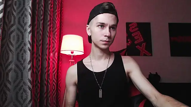 Joseph  Quinn online show from November 30, 2025, 11:47 am