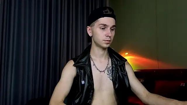 Joseph  Quinn online show from March 16, 2026, 5:44 am