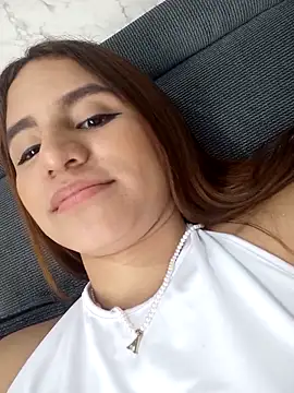Snapshot of AnthonelaDuque chatting on February 10, 2025, 9:47 pm AnthonelaDuque online show from February 10, 2025, 9:47 pm