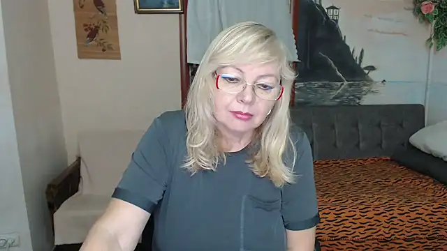 EvelynLoveShy online show from November 28, 2025, 7:49 pm