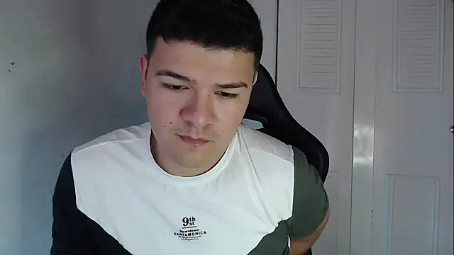 Snapshot of Plug_Control chatting on September 28, 2025, 3:50 pm Plug Control online show from September 28, 2025, 3:50 pm