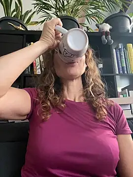 Snapshot of AnnikaRose chatting on November 7, 2025, 6:46 am AnnikaRose online show from November 7, 2025, 6:46 am