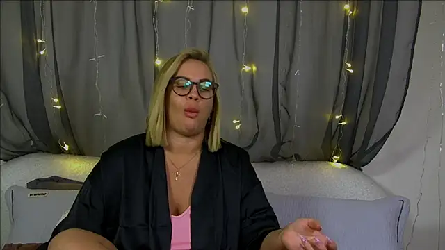 MariaNeumann online show from November 9, 2025, 6:39 pm