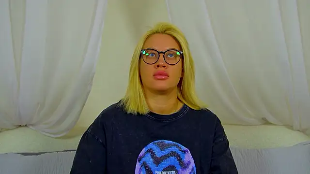 MariaNeumann online show from February 2, 2026, 6:28 pm