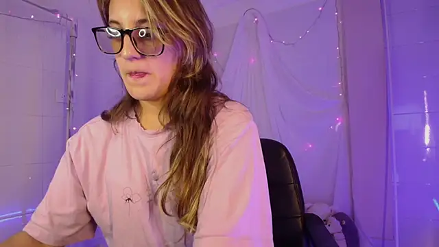 Giia paiige18 online show from October 8, 2025, 12:52 am