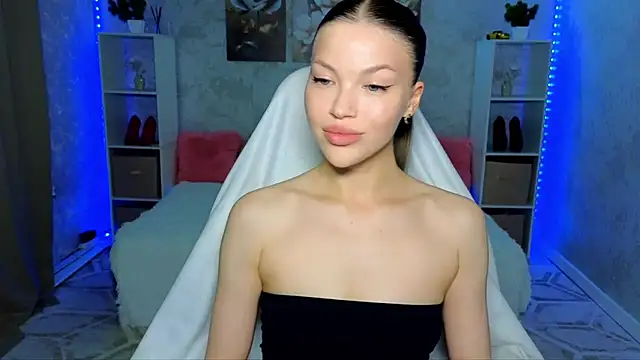 EmmyMills online show from June 15, 2026, 6:21 pm