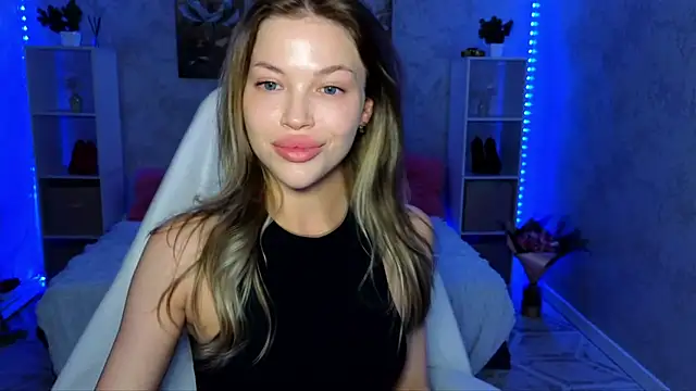 EmmyMills online show from June 19, 2026, 8:56 pm
