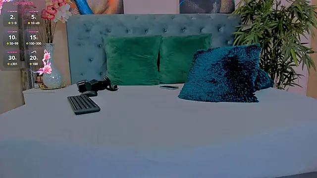 MichelleReys online show from January 28, 2025, 3:25 am