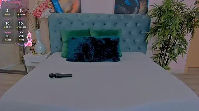 MichelleReys online show from February 4, 2025, 8:38 pm