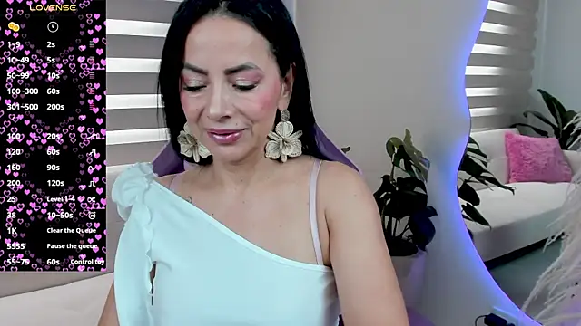 veronika naughty online show from November 17, 2025, 2:56 pm