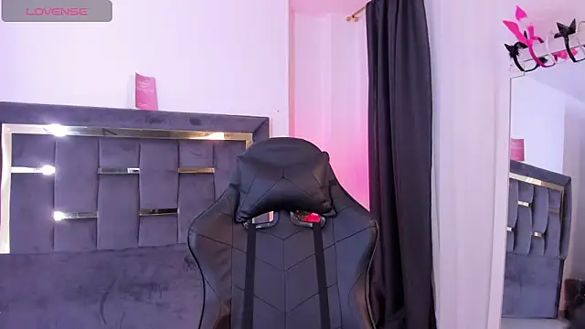 MarilynSmIith online show from December 4, 2025, 12:58 pm