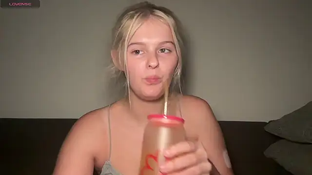 Allylove03 online show from November 15, 2025, 6:33 am