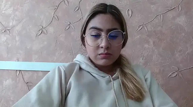 Miabonnett  online show from February 13, 2025, 4:17 pm