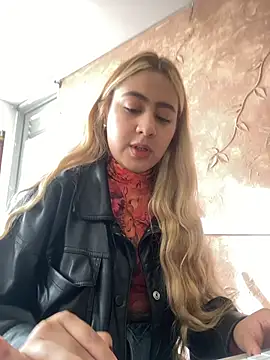 Miabonnett  online show from November 7, 2025, 12:05 pm