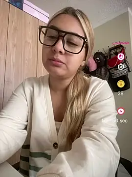Miabonnett  online show from May 5, 2026, 2:47 pm