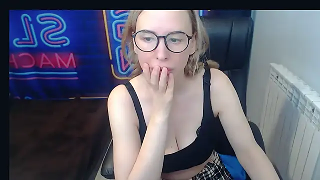 Snapshot of kerakiss877 chatting on January 8, 2025, 12:06 am kerakiss877 online show from January 8, 2025, 12:06 am