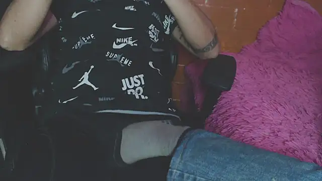 Snapshot of OldManAndGirlishLady chatting on December 24, 2024, 2:10 am OldManAndGirlishLady online show from December 24, 2024, 2:10 am