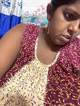 Snapshot of Beauty-queen chatting on April 28, 2026, 2:33 pm Beauty-queen online show from April 28, 2026, 2:33 pm