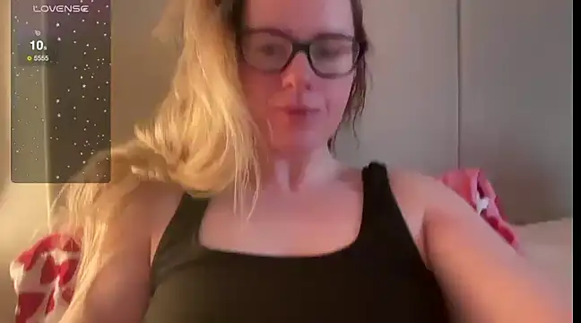 Snapshot of redheadrosie69 chatting on February 16, 2025, 8:10 am redheadrosie69 online show from February 16, 2025, 8:10 am