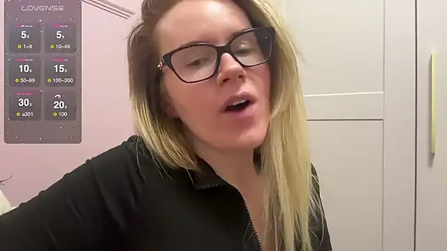 Snapshot of redheadrosie69 chatting on February 21, 2025, 9:56 am redheadrosie69 online show from February 21, 2025, 9:56 am