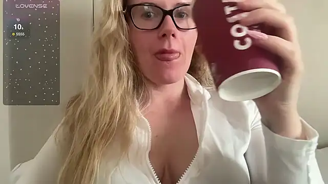 Snapshot of redheadrosie69 chatting on February 23, 2025, 2:25 pm redheadrosie69 online show from February 23, 2025, 2:25 pm