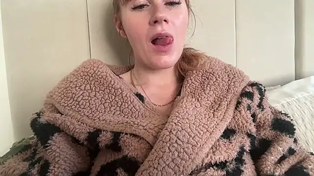 redheadrosie69 online show from November 13, 2025, 10:14 am