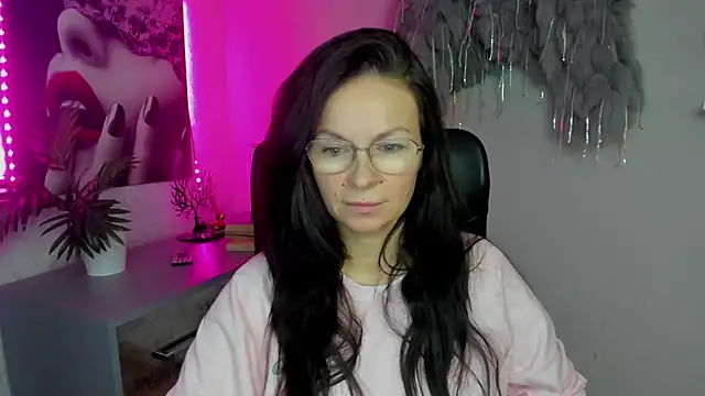 HelenLuxx online show from November 19, 2025, 9:09 am