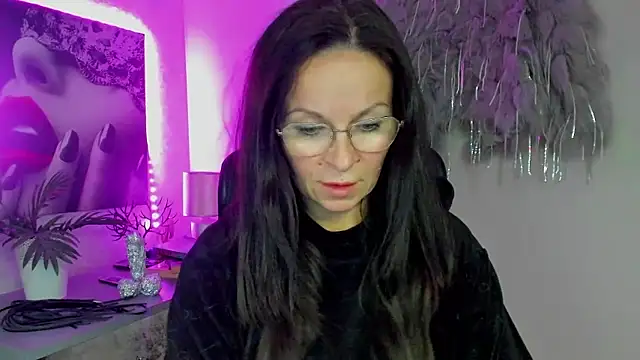 HelenLuxx online show from January 8, 2026, 5:15 pm