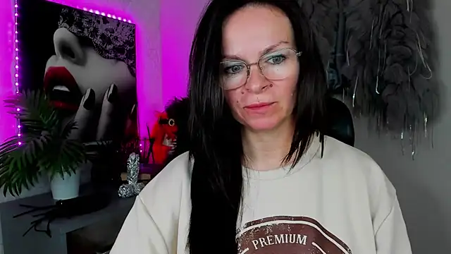 HelenLuxx online show from April 10, 2026, 3:06 pm