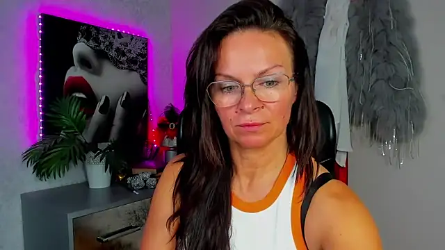 Snapshot of HelenLuxx chatting on June 11, 2026, 4:38 pm HelenLuxx online show from June 11, 2026, 4:38 pm