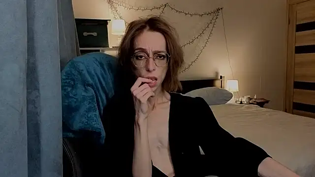 amber quell here online show from October 10, 2025, 2:16 pm