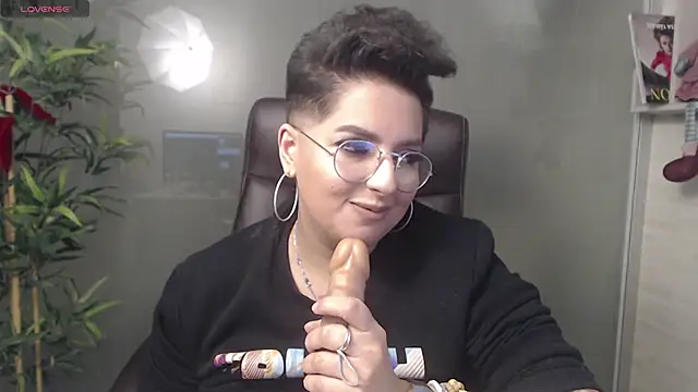 Snapshot of BustyAllyy chatting on December 16, 2024, 11:39 pm BustyAllyy online show from December 16, 2024, 11:39 pm