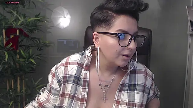 Snapshot of BustyAllyy chatting on December 17, 2024, 11:59 pm BustyAllyy online show from December 17, 2024, 11:59 pm